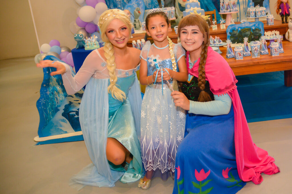 Personagem Frozen e anviversariante.