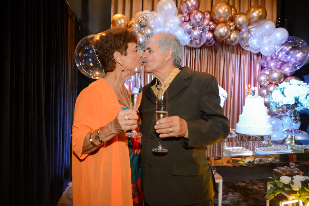 casal se beijando na festa de bodas de 40 anos esmeralda