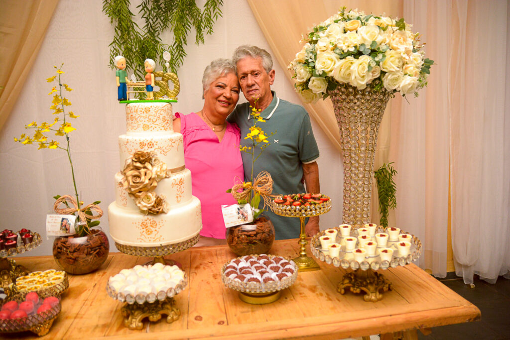 Casal comemorando bodas de ouro de 50 anos