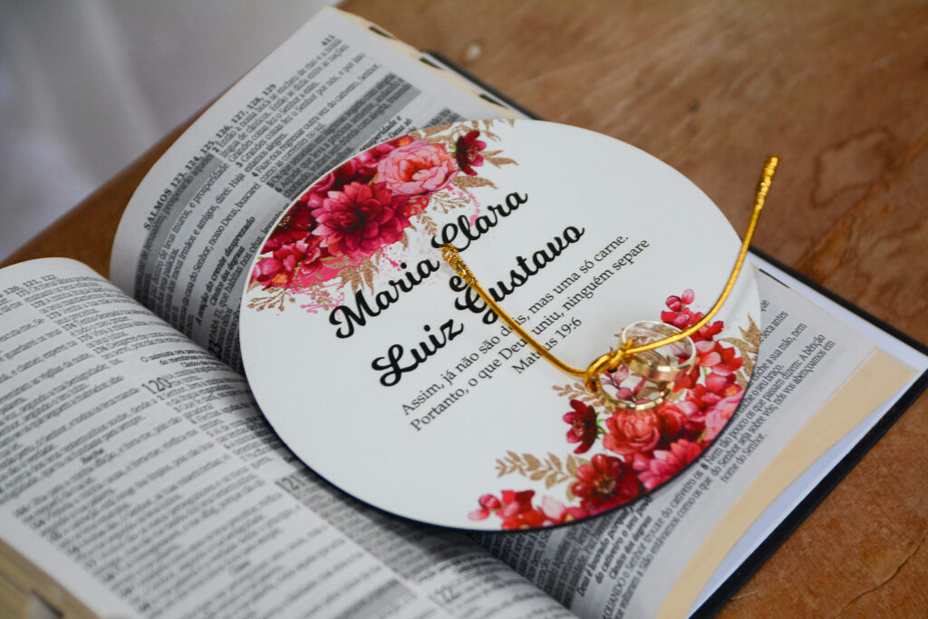 Alianças de Noivos sobre a biblia e placa da aliança