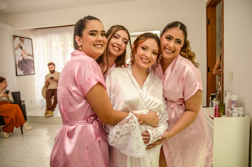 Noiva gravida e Madrinhas no Making Of Salão de Beleza posando para a foto.